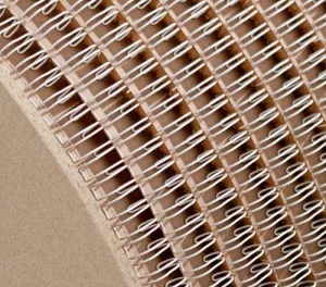 Kvalitní drátěná vazba na cívce 11 mm v bílé barvě.