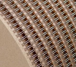 Drátěná vazba na cívce 6,4 mm ve stříbrné barvě.