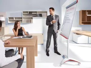 Topdrop – Magnetický flipchart 70x100 s výsuvnými rameny a nastavením výšky. ARTA | Kancelářská technika od Topdrop.cz