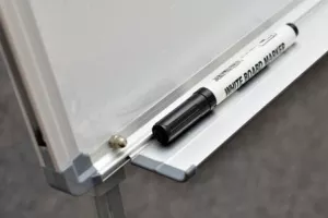 Topdrop – Magnetický flipchart s lakovaným kovovým povrchem a nastavením výšky. ARTA | Kancelářská technika od Topdrop.cz