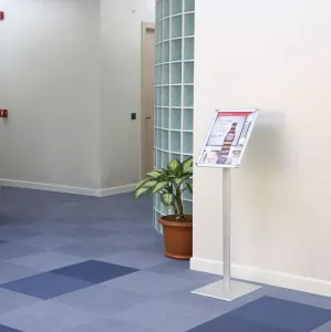 Topdrop – Informační tabule s kulatými rohy o velikosti A4 na jedné noze s možností prezentovat na výšku i na šířku MT DISPLAYS | Kancelářská technika od Topdrop.cz