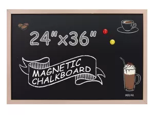 Magnetická tabule s retro dřevěným rámem v rozměru 86 x 56 cm.