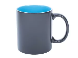 Matný měnící černý hrnek s modrým lesklým vnitřkem.