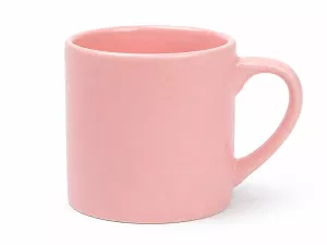 Hrneček na espresso v pastelové růžové barvě.