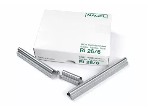 Sešívací spony Nagel 26/6 R pro zavěšení do šanonu.