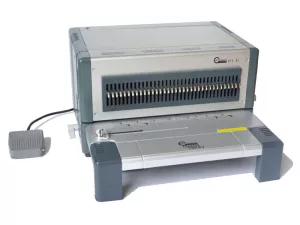 Elektrický děrovací stroj s výměnnými nástroji.