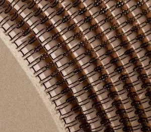 Drátěná vazba na cívce 9,5 mm (3/8") v černé barvě.
