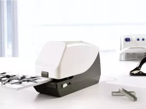 Topdrop – Elektrická sešívačka se systémem flat clinch. KW-TRIO | Kancelářská technika od Topdrop.cz