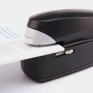 Topdrop – Elektrická sešívačka s nastavitelnou hloubkou šití. KW-TRIO | Kancelářská technika od Topdrop.cz