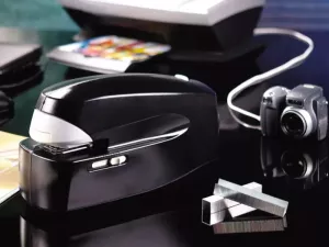Topdrop – Elektrická sešívačka s nastavitelnou hloubkou šití. KW-TRIO | Kancelářská technika od Topdrop.cz