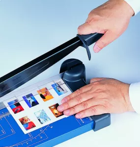 Topdrop – Páková řezačka A4 s kovovým stolem. ARGO | Kancelářská technika od Topdrop.cz