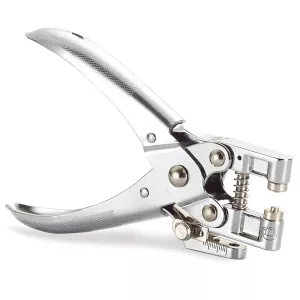 Děrovací a lemovací kleště děrují a lemují kovovými oky průměru 4,8 mm.