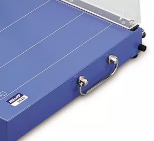 Topdrop – Výkonná páková řezačka KW-triO 13025 s délkou řezu 448 mm, ručním přítlakem, kovovým stolem a plastovým ochranným krytem. | Kancelářská technika od Topdrop.cz