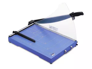 Výkonná páková řezačka KW-triO 13025 s délkou řezu 448 mm, ručním přítlakem, kovovým stolem a plastovým ochranným krytem.