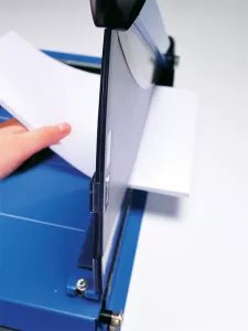 Topdrop – Výkonná páková řezačka pro formát A4 s kapacitou 40 listů. KW-TRIO | Kancelářská technika od Topdrop.cz