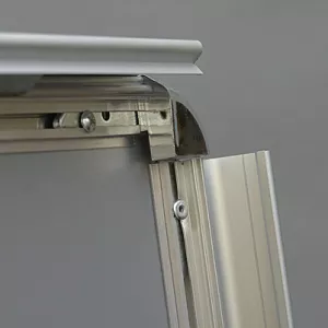 Topdrop – Reklamní A stojan s kulatými rohy, velikost A1. CLASSIC | Kancelářská technika od Topdrop.cz