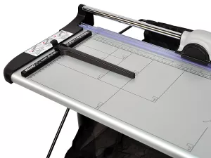 Topdrop – Profesionální řezačka A1 s broušeným kolečkem a praktickým stojanem. KW-TRIO | Kancelářská technika od Topdrop.cz