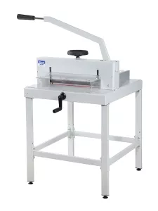 Výkonná stohová řezačka s délkou řezu 475 mm a kapacitou 880 listů.