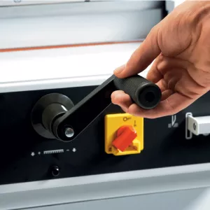 Topdrop – Pohodlná kancelářská řezačka s elektro-mechanickým pohonem nože, mechanický přítlak, automatické svorky a EASY-CUT - pro formáty až do A3. IDEAL | Kancelářská technika od Topdrop.cz
