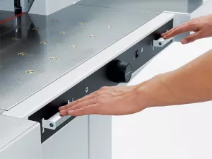 Topdrop – Elektrická řezčka s hydraulickým pohonem lisu i nože a vzduchovým stolem. Šíře řezu 550 mm IDEAL | Kancelářská technika od Topdrop.cz