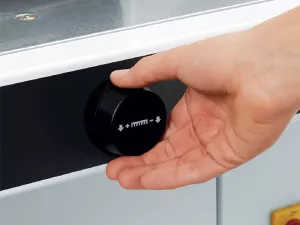 Topdrop – Elektrická řezčka s hydraulickým pohonem lisu i nože a vzduchovým stolem. Šíře řezu 550 mm IDEAL | Kancelářská technika od Topdrop.cz