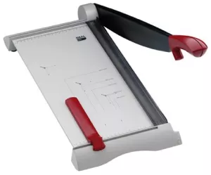 Páková řezačka s délou řezu 430 mm a kapacitou 15 listů.