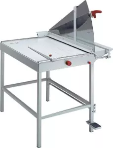 Profesionální tabulová řezačka s délkou řezu 800 mm a kapacitou 20 listů.
