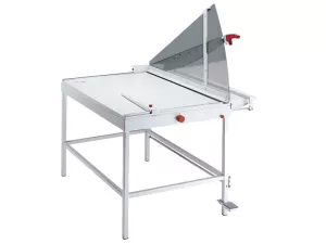 Profesionální tabulová řezačka s délkou řezu 1100 mm a kapacitou 20 listů.