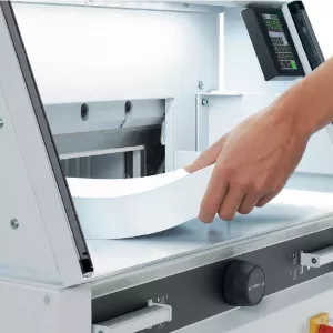 Topdrop – Profesionální gilotina s EASY-CUT s automatickým přítlakem, programovatelným zadním dorazem, dotykovým displejem a IR světelnou závorou na předním stole. IDEAL | Kancelářská technika od Topdrop.cz