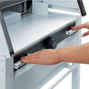 Topdrop – Profesionální gilotina s EASY-CUT s automatickým přítlakem, programovatelným zadním dorazem, dotykovým displejem a IR světelnou závorou na předním stole. IDEAL | Kancelářská technika od Topdrop.cz