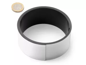 Bílá matná magnetická páska, šířka 40 mm, tloušťka 1 mm, anizotropní, síla 80 g/cm2, na potisk i popisování fixy, nastříháte nůžkami.