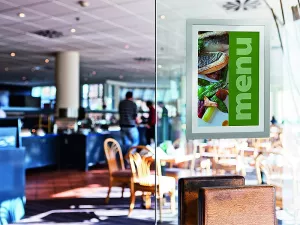 Topdrop – Nalepovací magnetická kapsa A4 na sklo, stěnu i dřevo ve černém rámečku. | Kancelářská technika od Topdrop.cz