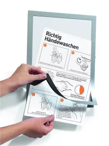 Nalepovací magnetická kapsa A4 na sklo, stěnu i dřevo ve černém rámečku.