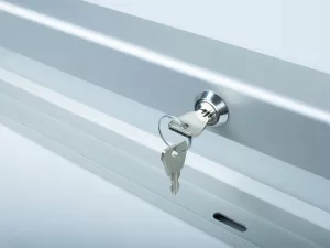 Topdrop – Interiérová vitrína s lakovaným povrchem uzamykatelná 2x3 | Kancelářská technika od Topdrop.cz