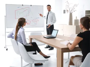Topdrop – Magnetická oboustranná tabule s horizontálním otáčením na mobilním stojanu, lakovaná. 2x3 | Kancelářská technika od Topdrop.cz